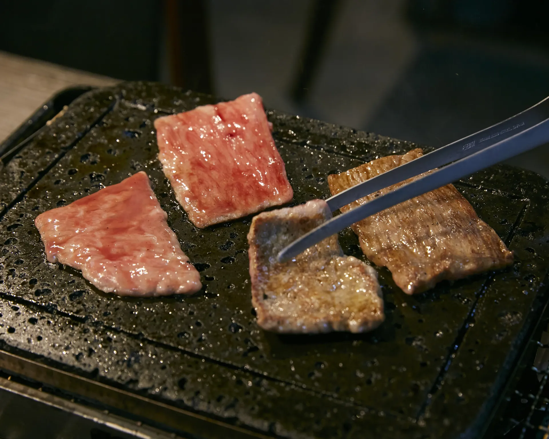 天然溶岩プレートで焼く神戸牛と和牛