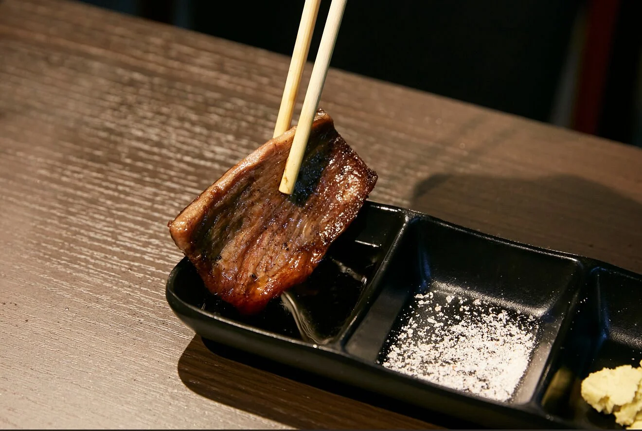 焼き上げた和牛を塩と薬味で楽しむ一皿