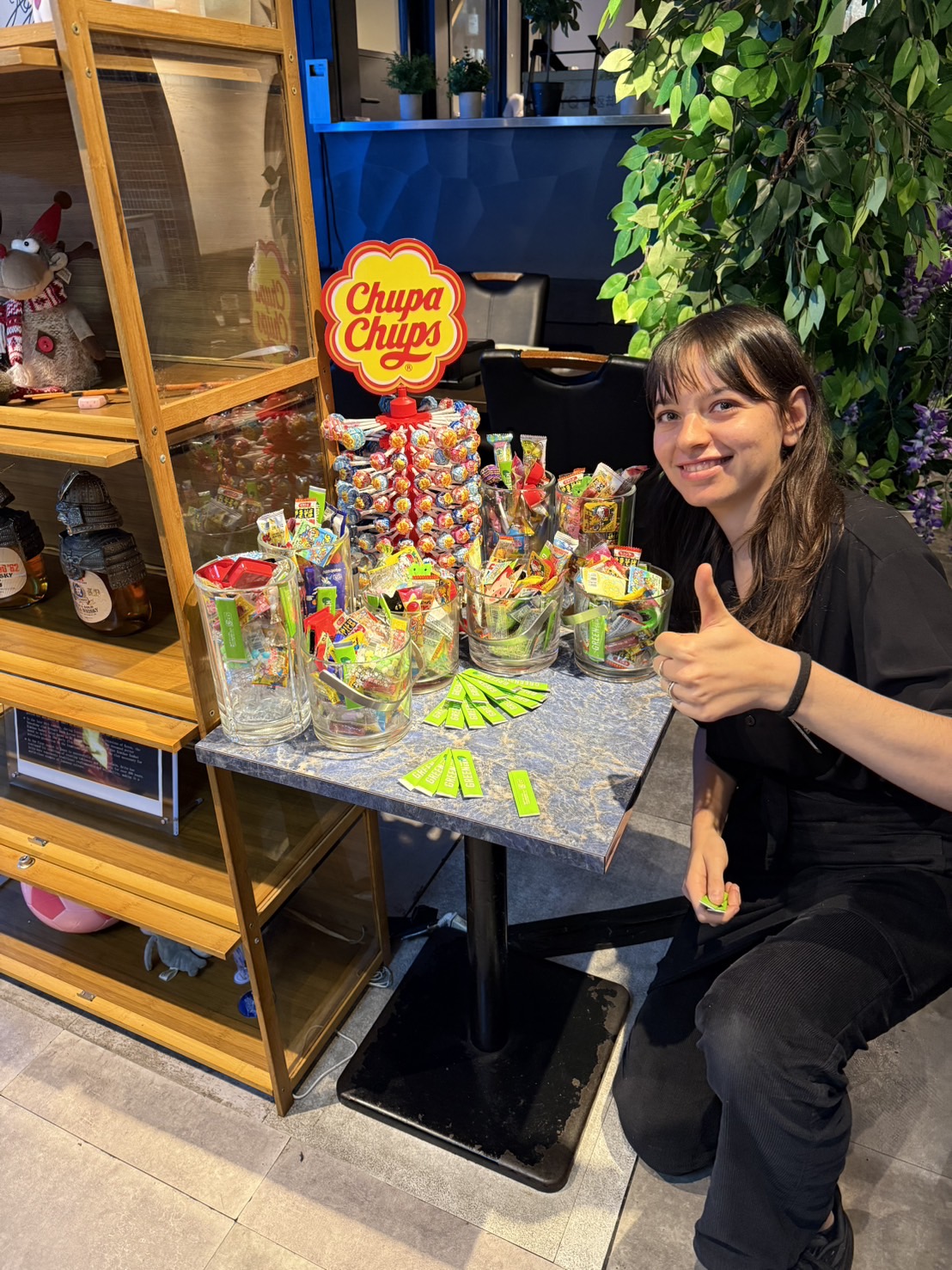 シャンデリアが灯る店内