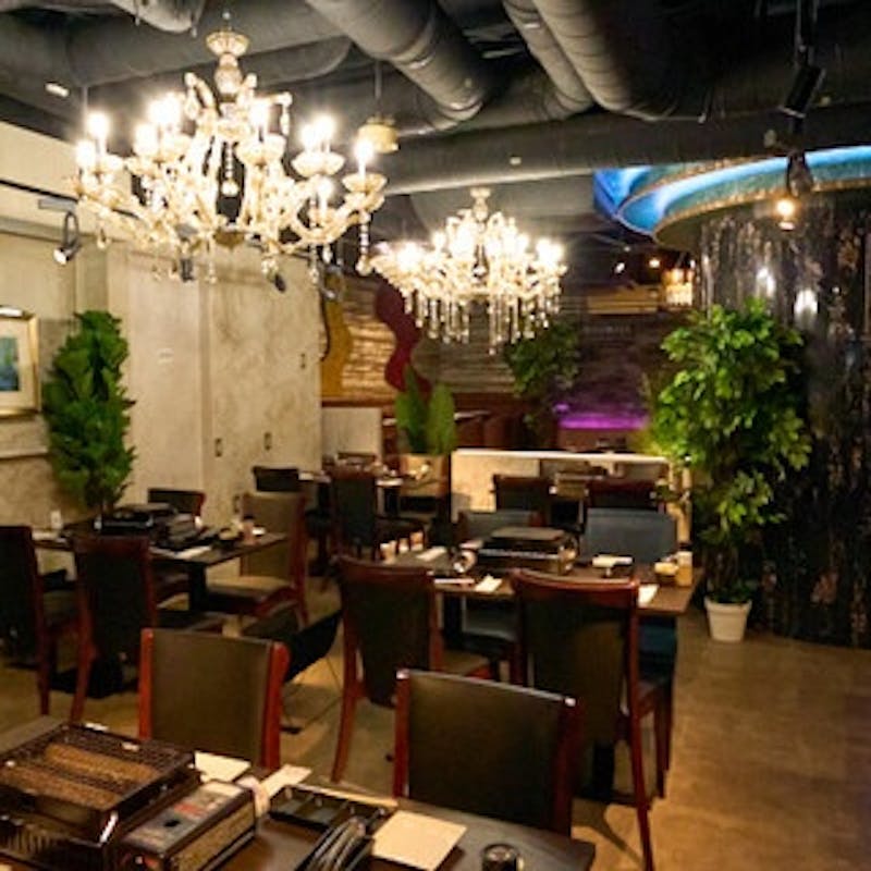 シャンデリアが灯るSHOGUNの店内