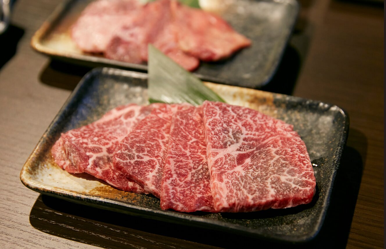 天然溶岩プレートで焼く和牛