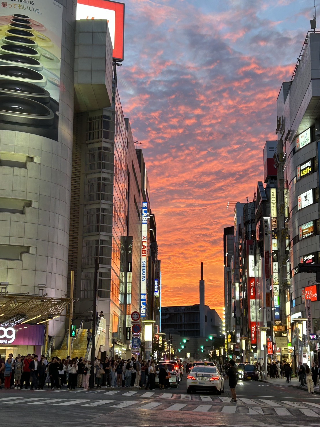 夕焼けに染まる渋谷の街並み