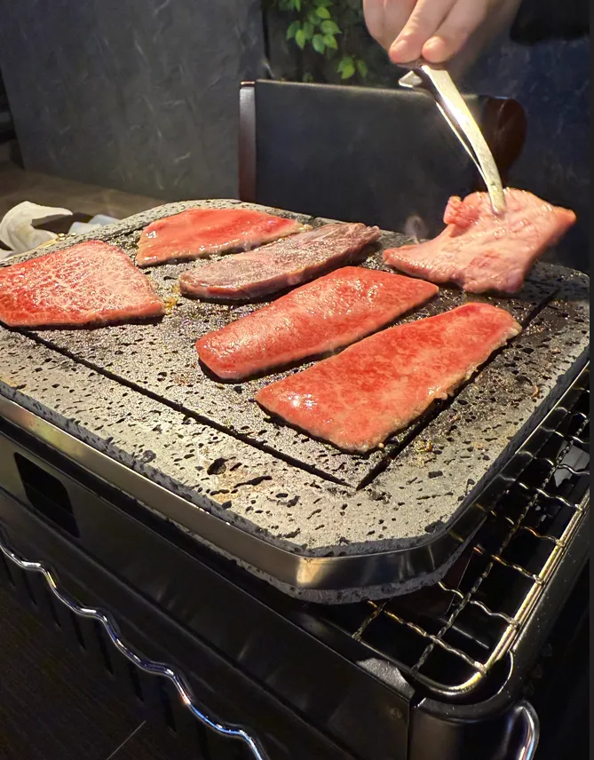 天然溶岩プレートで焼き上がる和牛